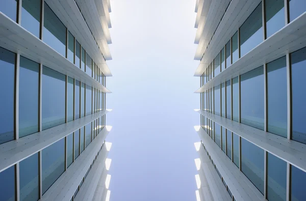 Janelas exteriores de dois edifícios modernos idênticos — Fotografia de Stock
