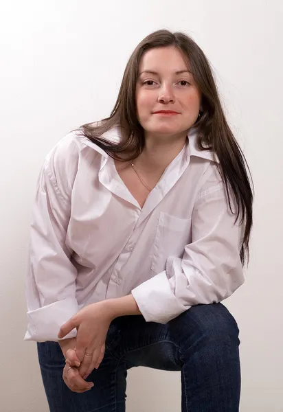 Портрет молодої дівчини в білій сорочці — стокове фото