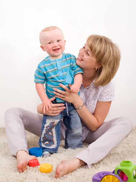 Happy mother with her small son. Studio. — Stock Photo, Image