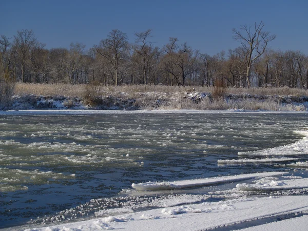 Der zugefrorene Fluss — Stockfoto