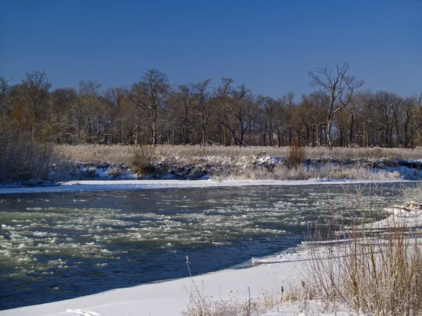 Der zugefrorene Fluss — Stockfoto