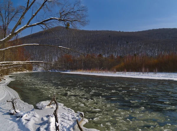Eis schwimmt auf dem Fluss — Stockfoto
