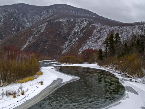 Río Taiga en el comienzo del invierno — Foto de Stock