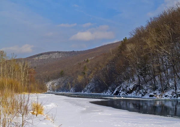 Pequeño río en el comienzo del invierno —  Fotos de Stock