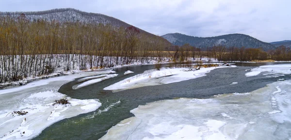 O rio gelado — Fotografia de Stock
