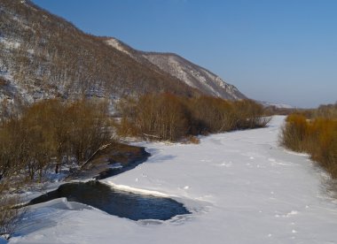 Kışın akan nehir.