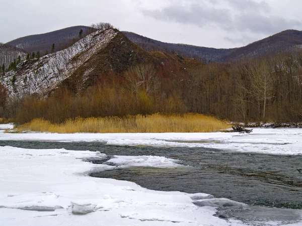 山の斜面で冬の川 — ストック写真