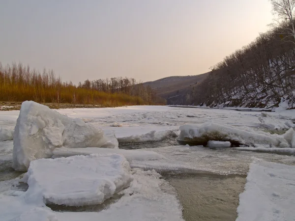 O gelo destruído no rio de primavera — Fotografia de Stock