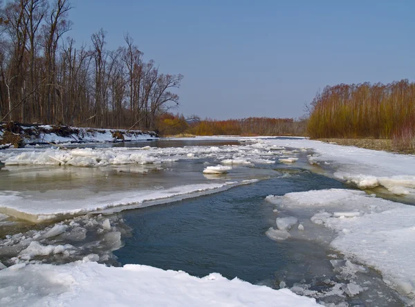 El hielo destruido en el río de primavera —  Fotos de Stock