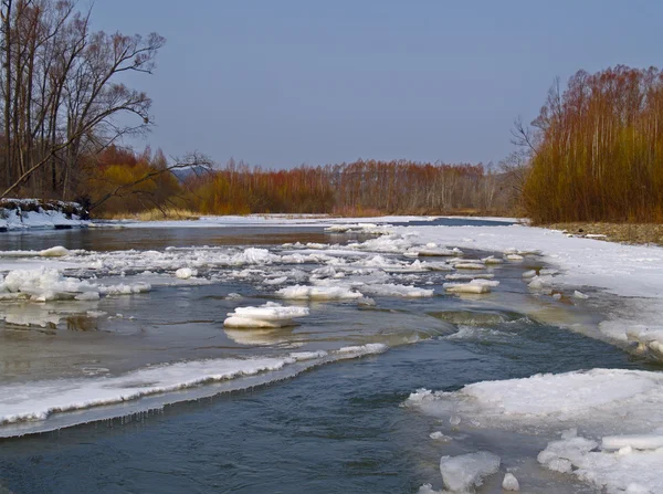 Разрушенный лед на реке Спринг — стоковое фото