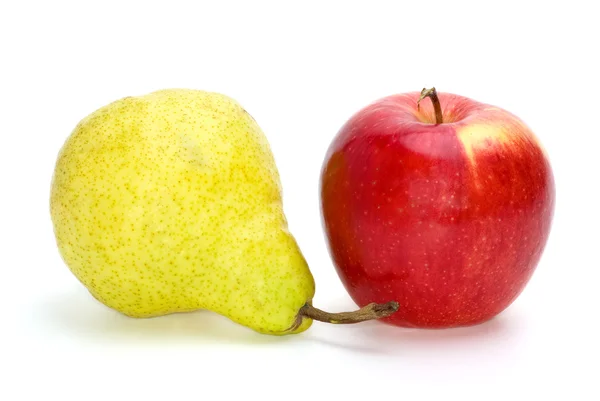 Červené jablko a hruška žluto zelené — Stock fotografie