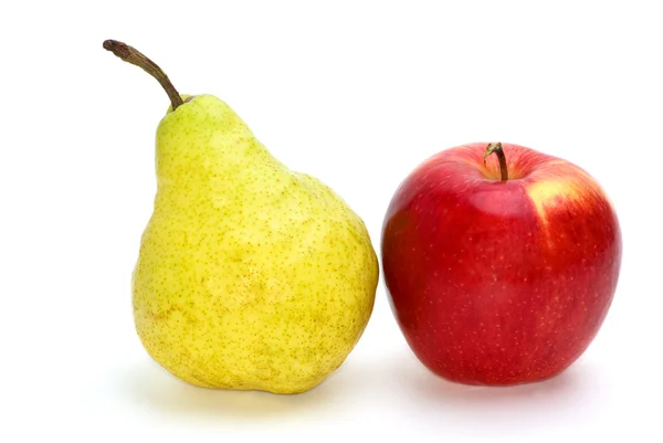 Κόκκινο μήλο και κίτρινο-πράσινο αχλάδι — Φωτογραφία Αρχείου