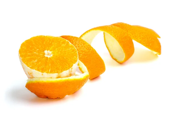 Plasterek pomarańczy i niektóre skórki w kształcie spirali — Zdjęcie stockowe