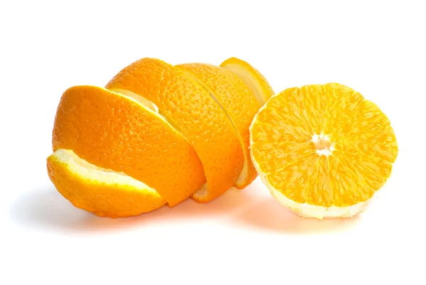 Metade de uma laranja e alguma casca — Fotografia de Stock
