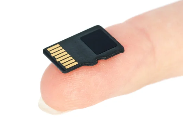 Pequeña tarjeta de memoria flash en la punta del dedo — Foto de Stock