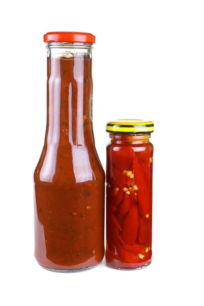 Пляшки з кетчупом та перцем — стокове фото