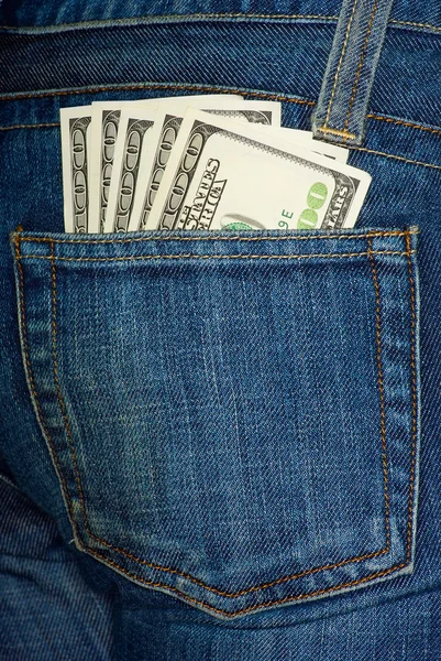 Джинсова кишеня з рахунками в 100 доларів — стокове фото