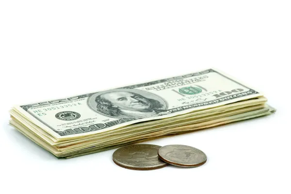 Balení 100 dolarů bankovek a dvě mince — Stock fotografie