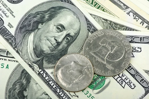 Amerikaanse dollars: close-up van biljetten en munten — Stockfoto