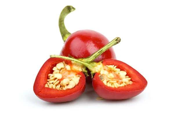 Hela rund röd peppar och två halvor — Stockfoto