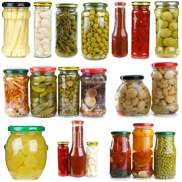 Набір різних ягід, грибів та овочів, що зберігаються у скляних банках — стокове фото