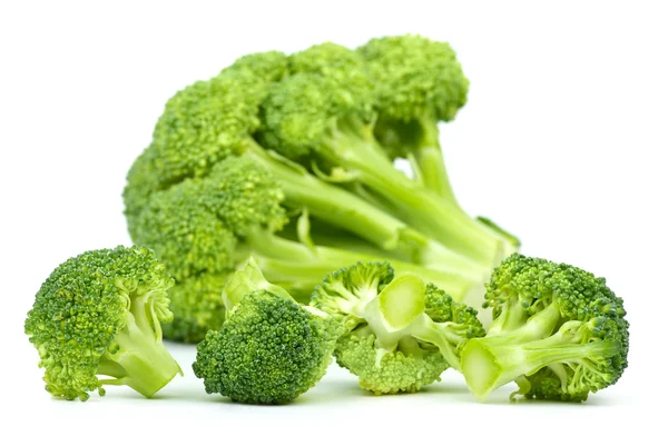 Pequeñas piezas de brócoli en primer plano y grandes en el fondo — Foto de Stock