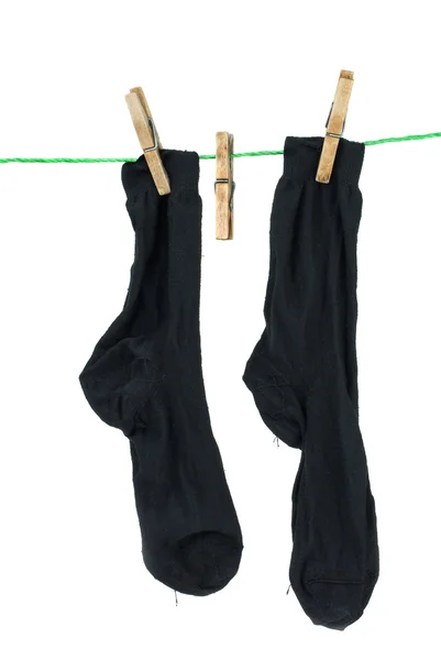 Dos calcetines negros colgando de una cuerda — Foto de Stock