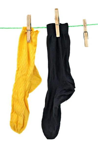 Желтые и черные носки висят на веревке — стоковое фото