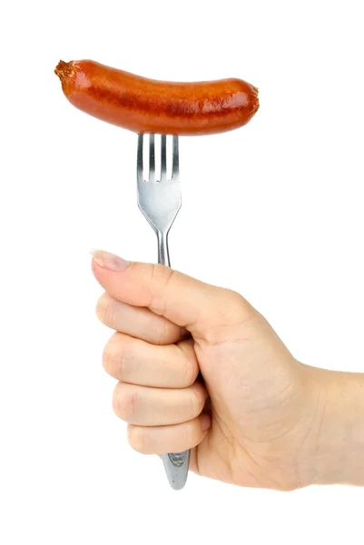 Рука держит жареную колбасу на вилке — стоковое фото