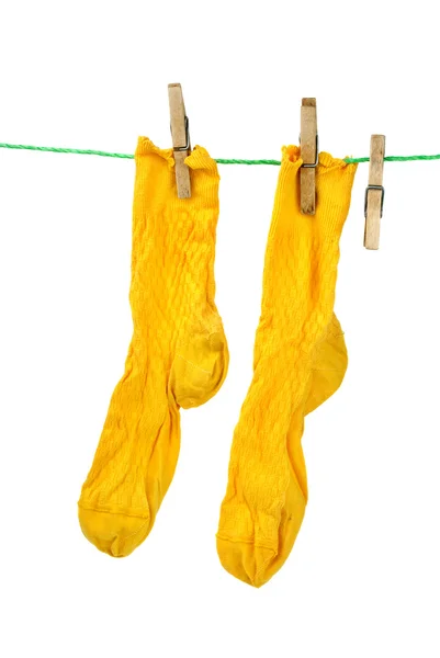 Pareja de calcetines amarillos colgando de la cuerda —  Fotos de Stock