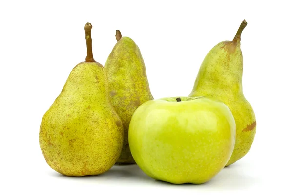 Três peras verdes e maçã — Fotografia de Stock