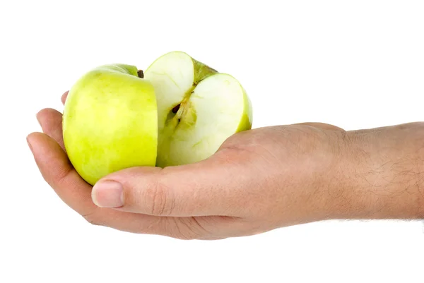 Mano sosteniendo manzana verde en rodajas por la mitad — Foto de Stock