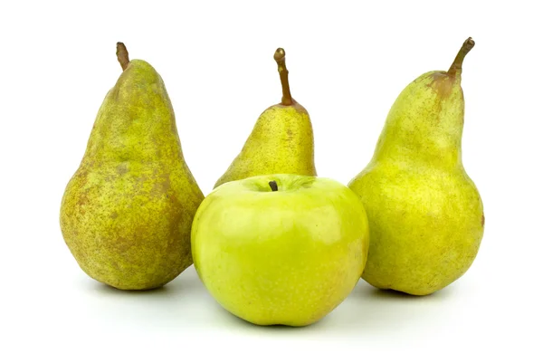 Zelené jablko a tři zelené hrušky — Stock fotografie