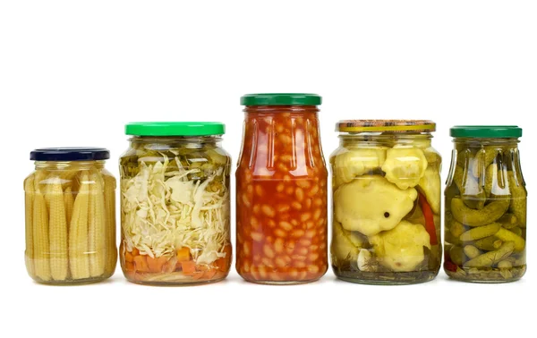 Cinco jarros de vidro com legumes marinados — Fotografia de Stock