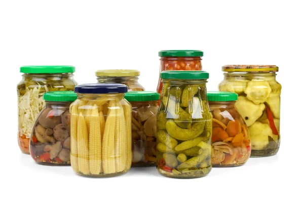 Frascos de vidrio con verduras y champiñones marinados — Foto de Stock