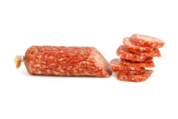 Metade de salsicha de salame e pilha de fatias perto — Fotografia de Stock