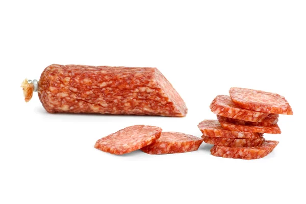 Metade de salsicha de salame e fatias perto — Fotografia de Stock