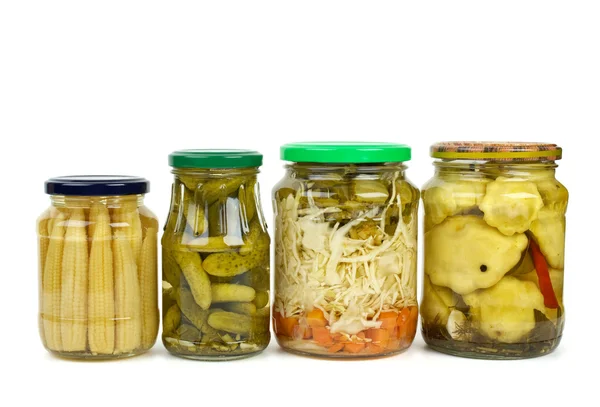 Szklane słoiki z marynowanymi warzywami — Zdjęcie stockowe