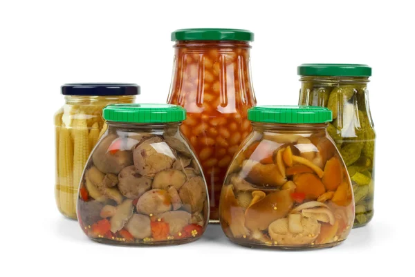 Стеклянные банки с маринованными овощами и грибами — стоковое фото