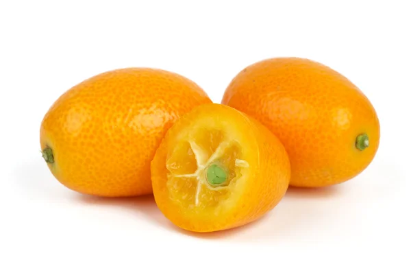 Twee hele en gesneden kumquat vruchten — Stockfoto