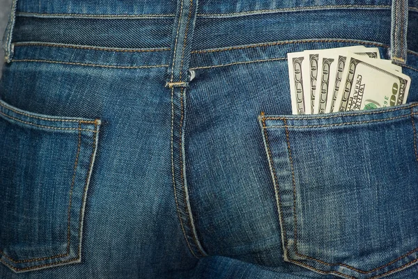 Jeans-Rückentasche mit 100-Dollar-Scheinen — Stockfoto