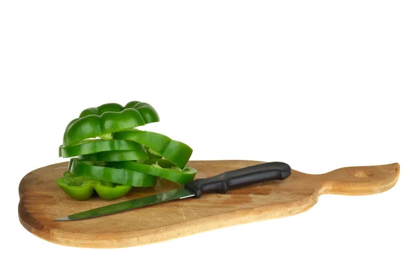 Tábua de corte com pimentão verde fatiado e faca — Fotografia de Stock