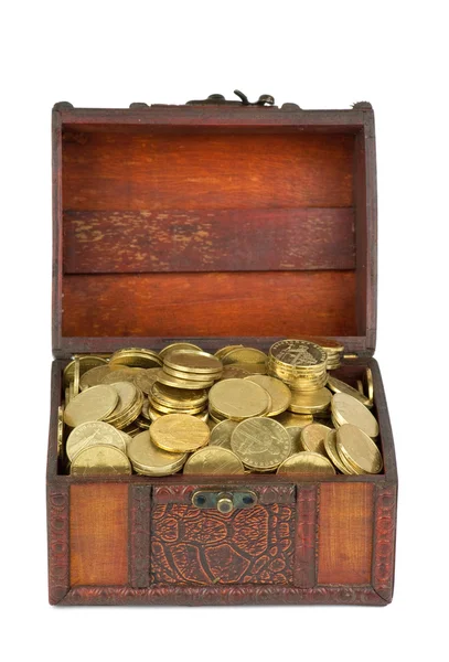 Клад: деревянный сундук с золотыми монетами — стоковое фото
