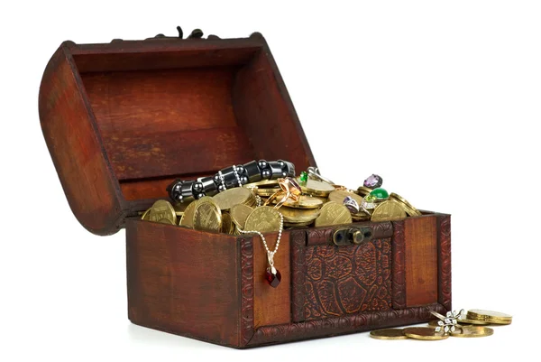 Сокровище: деревянный сундук с золотыми монетами, драгоценными камнями, кольцами и т.д. . — стоковое фото