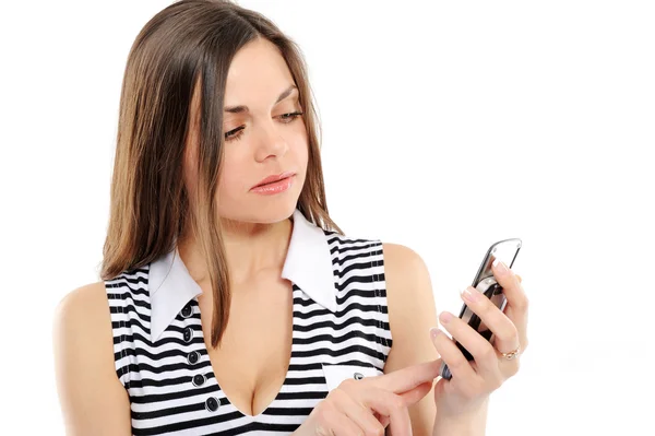 Молодая женщина смотрит на телефон — стоковое фото