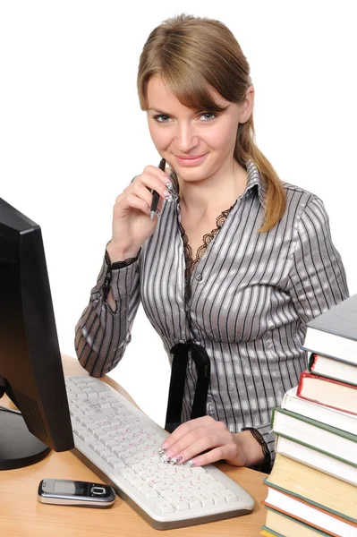 Жінка перед своїм настільним комп'ютером — стокове фото