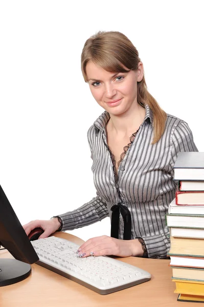 Mujer frente a su computadora de escritorio — Foto de Stock