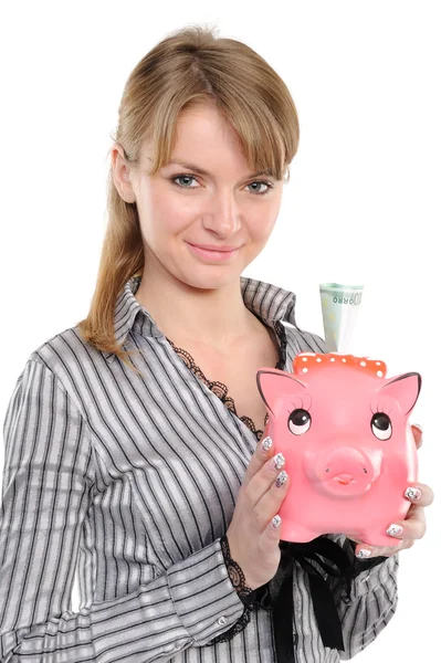 Jovem mulher colocando dinheiro no porquinho banco — Fotografia de Stock