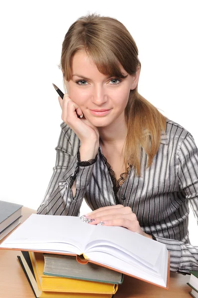 Affärskvinna med mappen på skrivbordet — Stockfoto