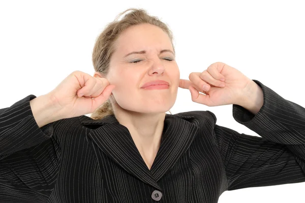 Mujer con los dedos cubriendo sus orejas — Foto de Stock